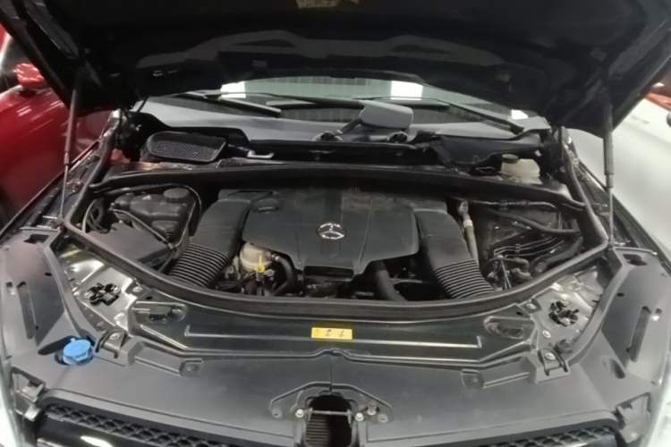Used Mercedes-Benz R-Class 2015 R 400 4MATIC Business Model Engine Bay