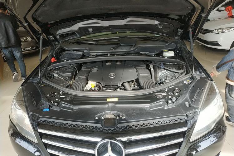 Used Mercedes-Benz R-Class 2015 R 320 4MATIC Luxury Model Engine Bay