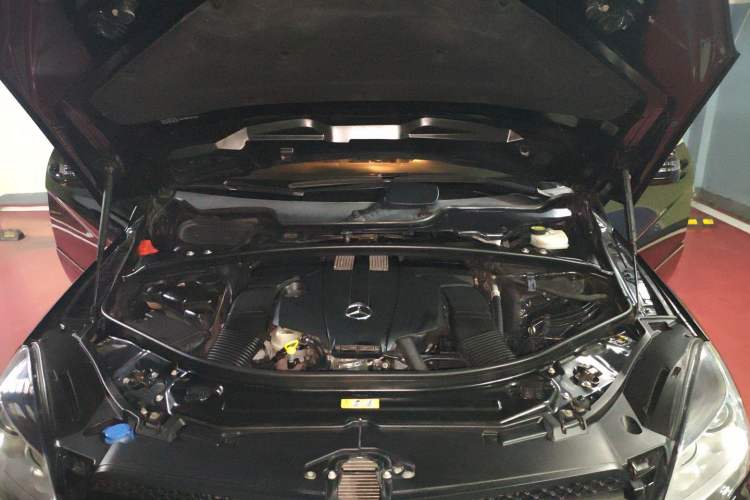 Used Mercedes-Benz R-Class 2015 R 320 4MATIC Luxury Model Engine Bay