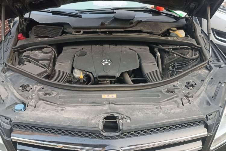 Used Mercedes-Benz R-Class 2015 R 320 4MATIC Luxury Model Engine Bay