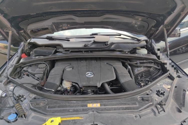 Used Mercedes-Benz R-Class 2015 R 400 4MATIC Luxury Model Engine Bay
