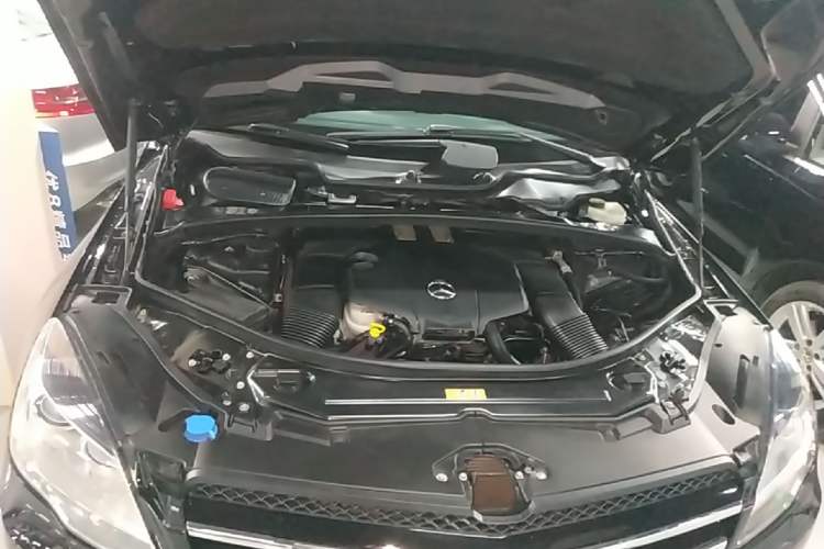 Used Mercedes-Benz R-Class 2015 R 320 4MATIC Luxury Model Engine Bay