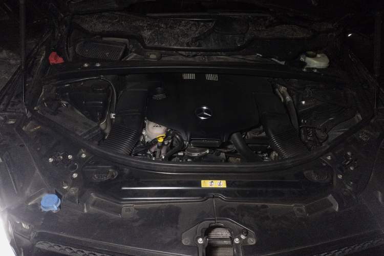 Used Mercedes-Benz R-Class 2015 R 400 4MATIC Luxury Model Engine Bay