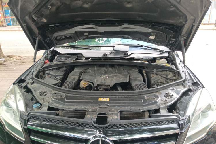 Used Mercedes-Benz R-Class 2015 R 320 4MATIC Luxury Model Engine Bay
