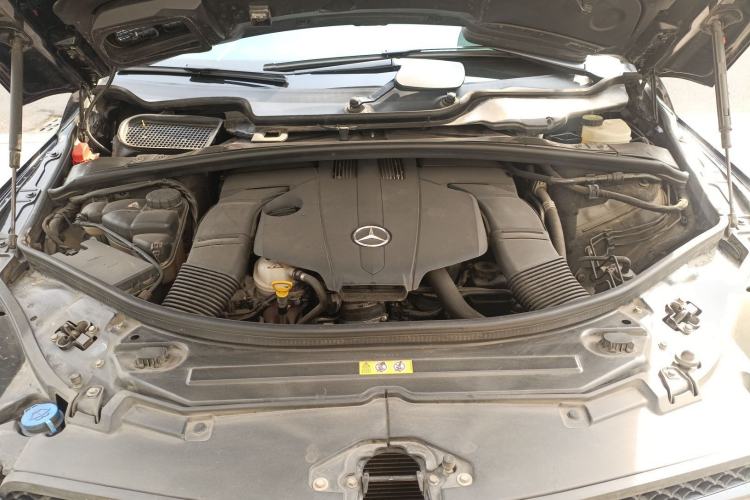 Used Mercedes-Benz R-Class 2015 R 320 4MATIC Luxury Model Engine Bay