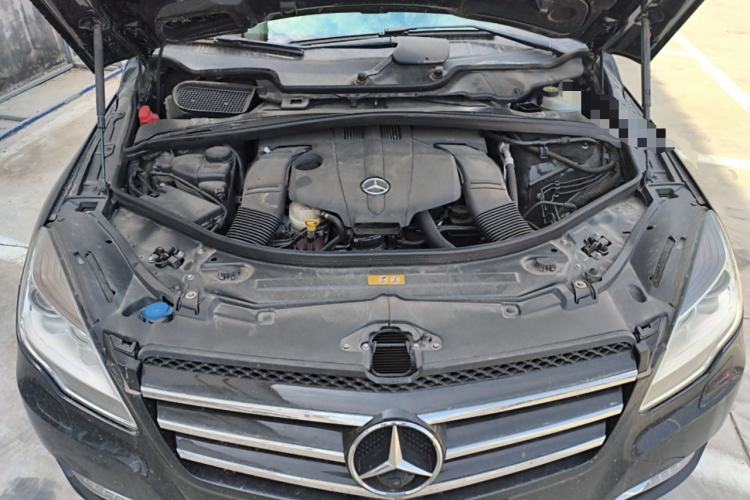 Used Mercedes-Benz R-Class 2015 R 320 4MATIC Luxury Model Engine Bay