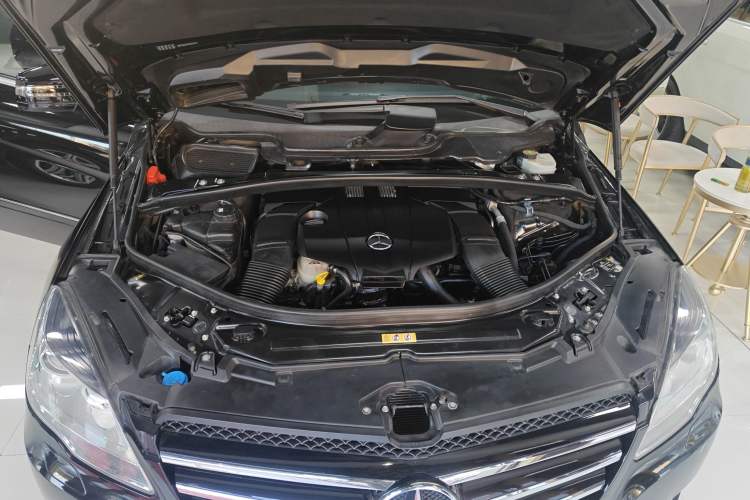 Used Mercedes-Benz R-Class 2015 R 320 4MATIC Luxury Model Engine Bay