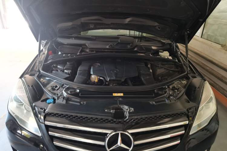 Used Mercedes-Benz R-Class 2015 R 320 4MATIC Luxury Model Engine Bay
