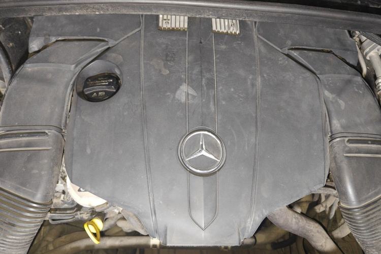 Used Mercedes-Benz R-Class 2015 R 400 4MATIC Business Model Engine Bay