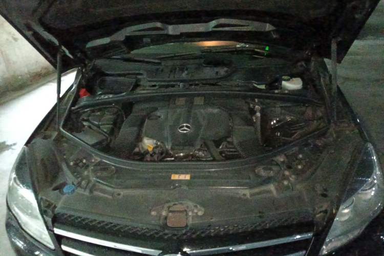 Used Mercedes-Benz R-Class 2015 R 320 4MATIC Luxury Model Engine Bay