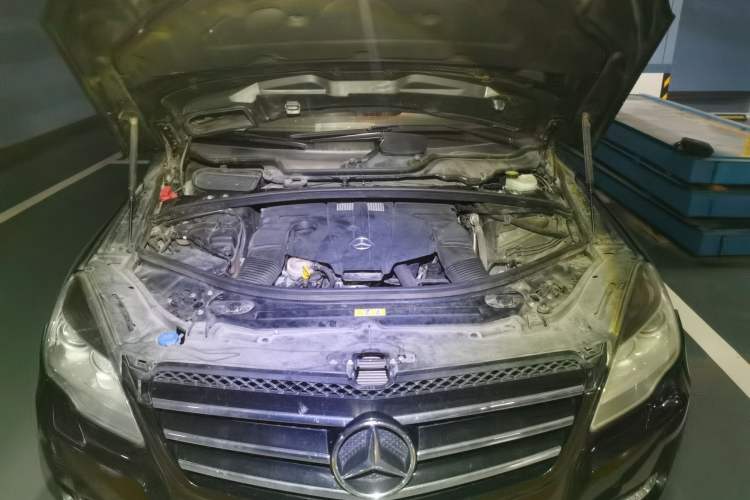 Used Mercedes-Benz R-Class 2015 R 400 4MATIC Business Model Engine Bay