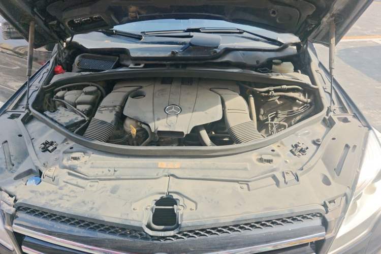 Used Mercedes-Benz R-Class 2015 R 320 4MATIC Luxury Model Engine Bay