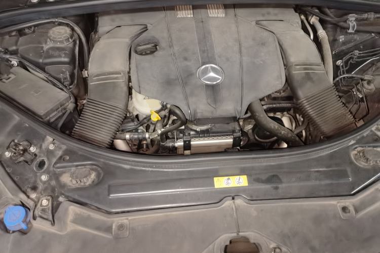Used Mercedes-Benz R-Class 2015 R 400 4MATIC Business Model Engine Bay