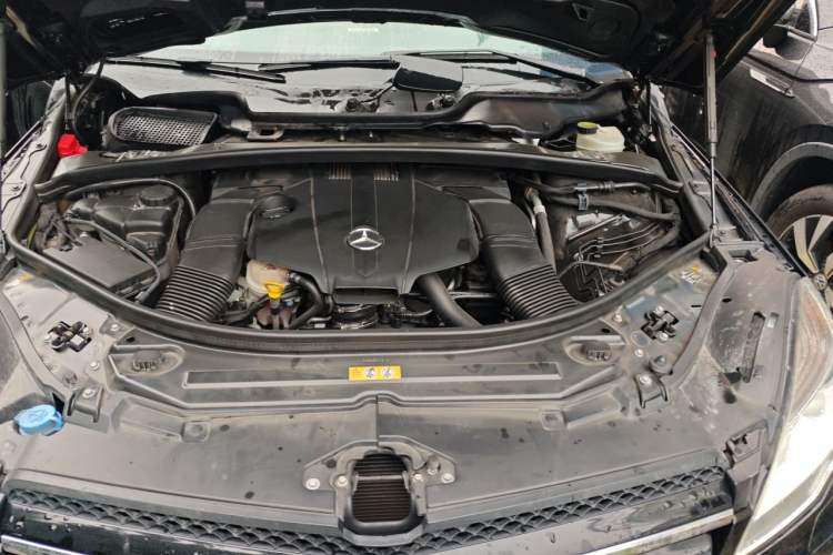 Used Mercedes-Benz R-Class 2015 R 320 4MATIC Luxury Model Engine Bay