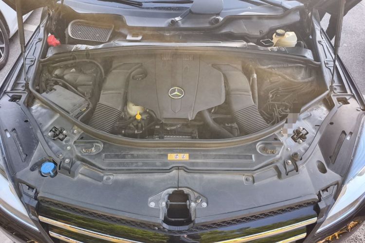 Used Mercedes-Benz R-Class 2015 R 320 4MATIC Luxury Model Engine Bay