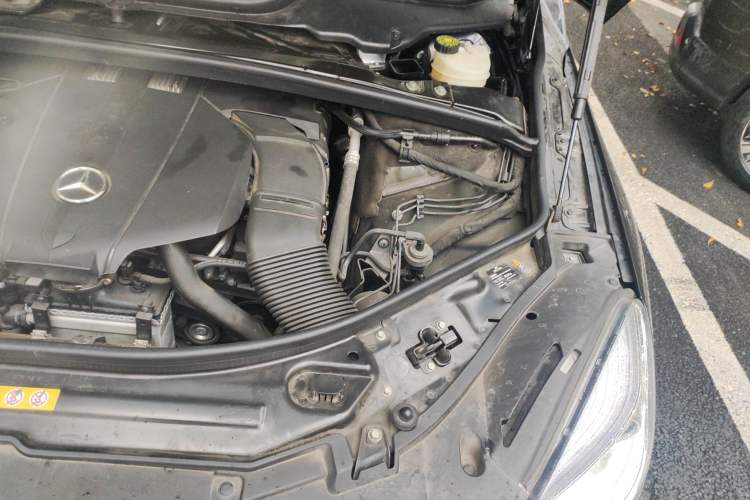 Used Mercedes-Benz R-Class 2015 R 320 4MATIC Luxury Model Engine Bay Left