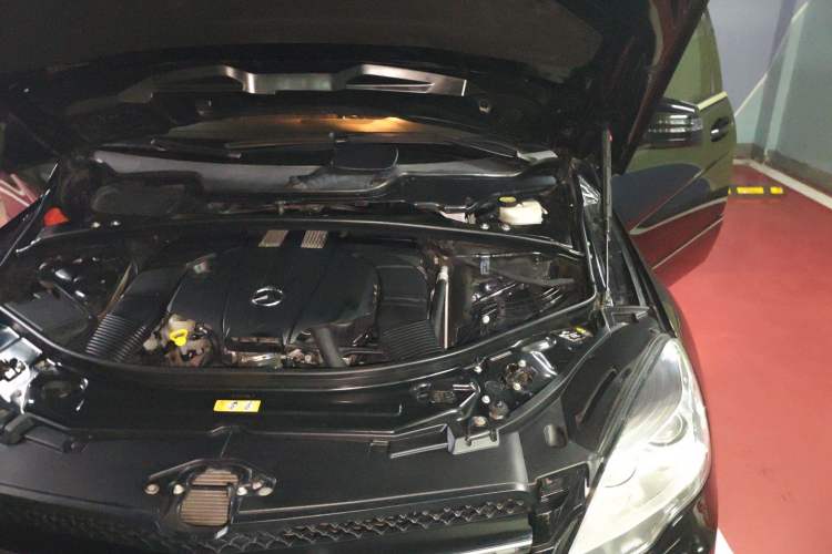 Used Mercedes-Benz R-Class 2015 R 320 4MATIC Luxury Model Engine Bay Left