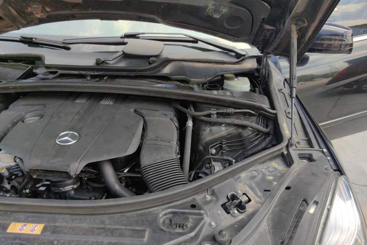 Used Mercedes-Benz R-Class 2015 R 400 4MATIC Luxury Model Engine Bay Left