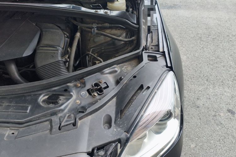 Used Mercedes-Benz R-Class 2015 R 320 4MATIC Luxury Model Engine Bay Left