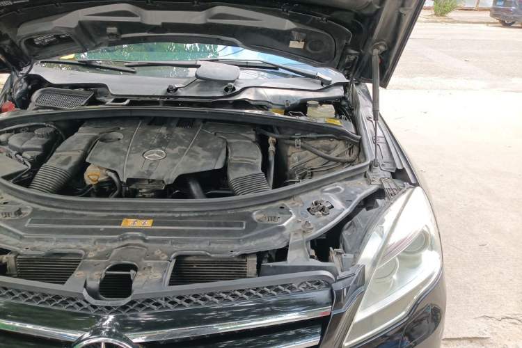 Used Mercedes-Benz R-Class 2015 R 320 4MATIC Luxury Model Engine Bay Left