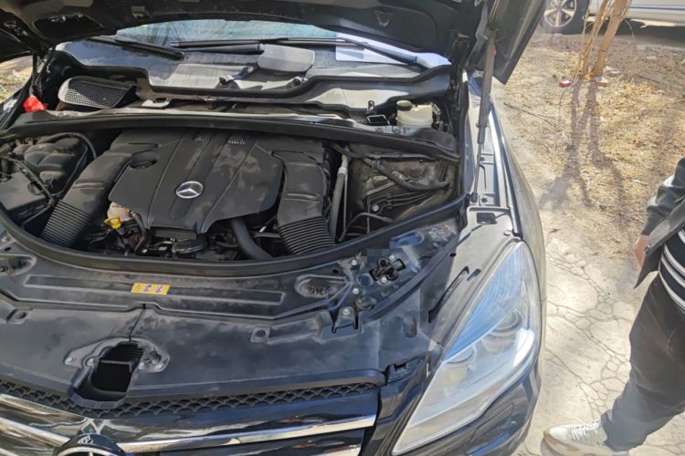 Used Mercedes-Benz R-Class 2015 R 320 4MATIC Luxury Model Engine Bay Left