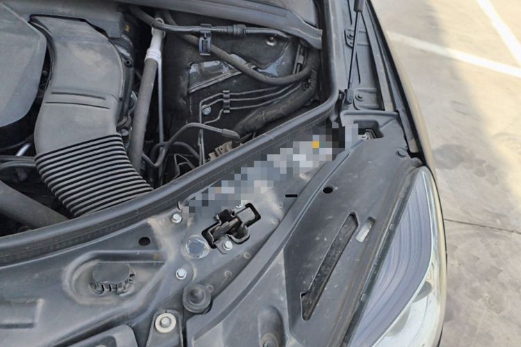 Used Mercedes-Benz R-Class 2015 R 320 4MATIC Luxury Model Engine Bay Left