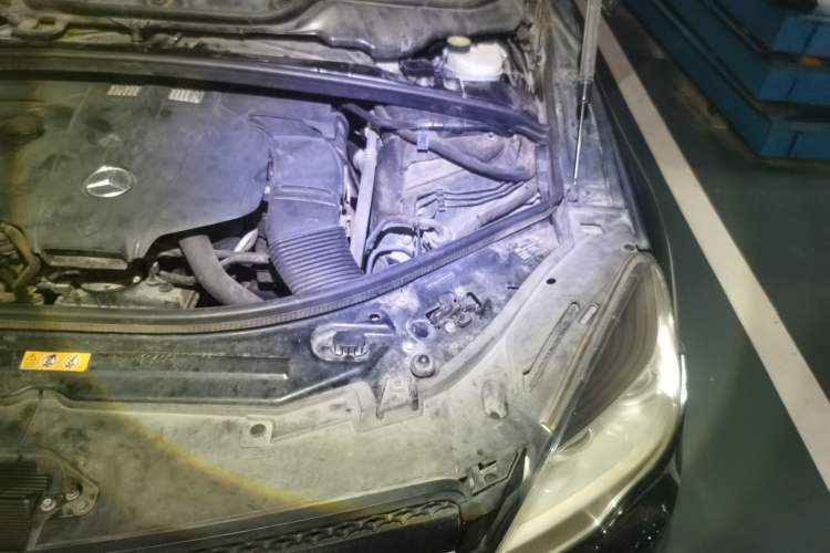 Used Mercedes-Benz R-Class 2015 R 400 4MATIC Business Model Engine Bay Left