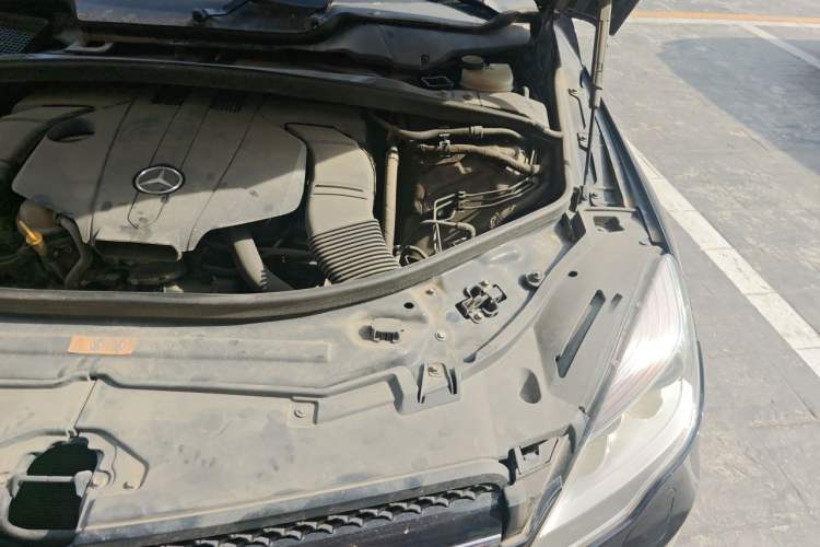 Used Mercedes-Benz R-Class 2015 R 320 4MATIC Luxury Model Engine Bay Left