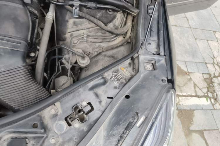 Used Mercedes-Benz R-Class 2015 R 320 4MATIC Luxury Model Engine Bay Left