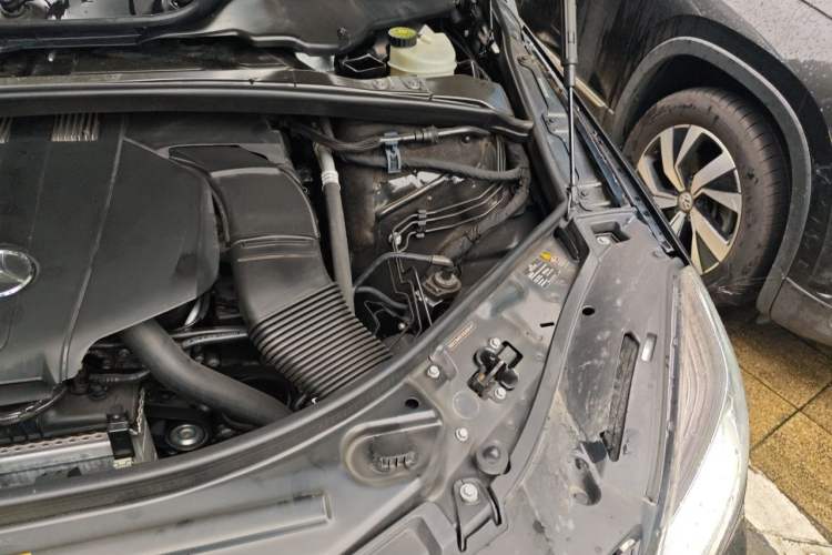 Used Mercedes-Benz R-Class 2015 R 320 4MATIC Luxury Model Engine Bay Left