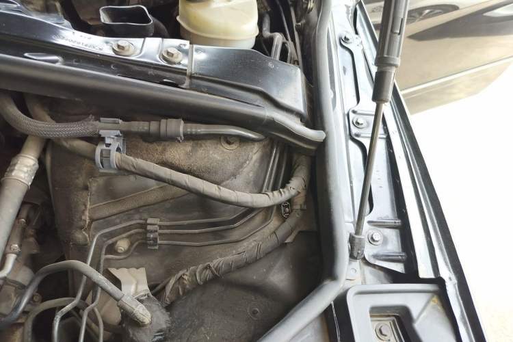 Used Mercedes-Benz R-Class 2015 R 320 4MATIC Luxury Model Engine Bay Left