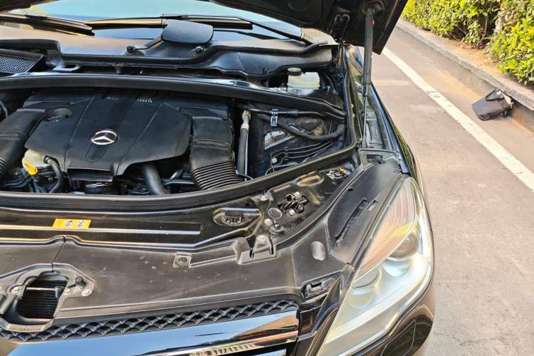 Used Mercedes-Benz R-Class 2015 R 400 4MATIC Luxury Model Engine Bay Left