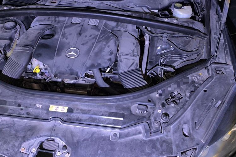 Used Mercedes-Benz R-Class 2015 R 320 4MATIC Luxury Model Engine Bay Left