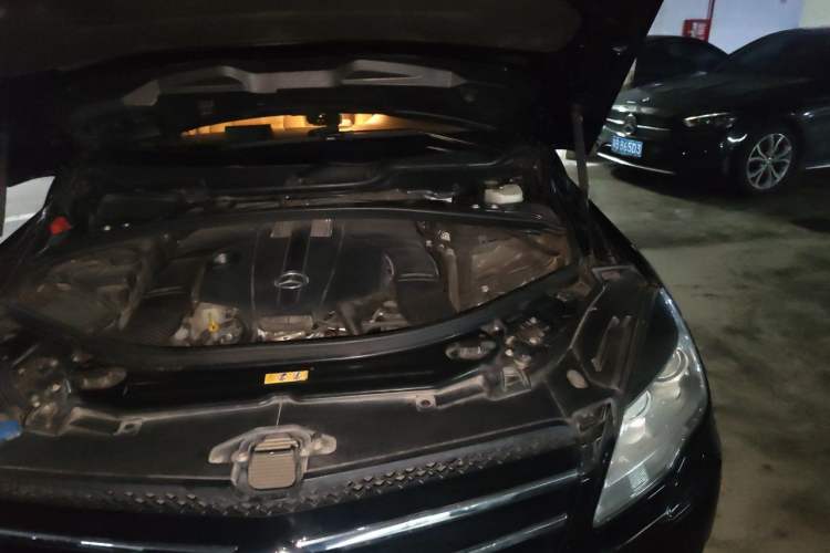 Used Mercedes-Benz R-Class 2015 R 320 4MATIC Luxury Model Engine Bay Left