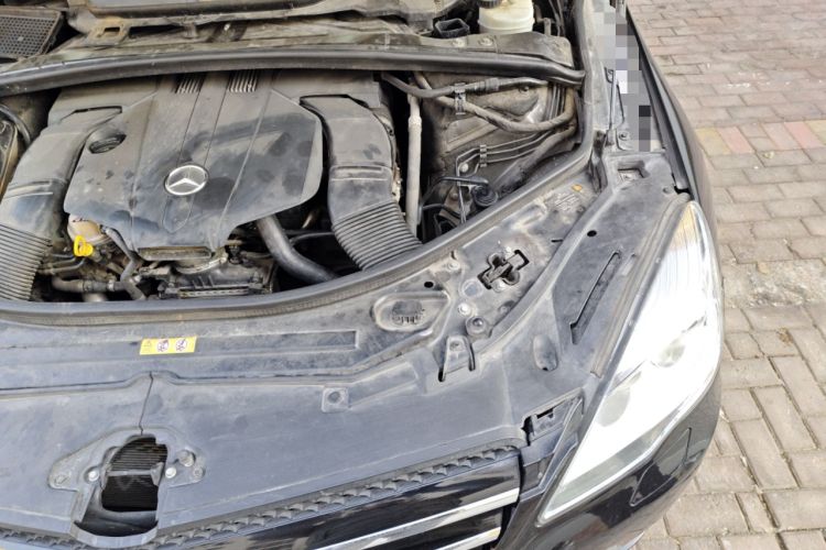 Used Mercedes-Benz R-Class 2015 R 320 4MATIC Luxury Model Engine Bay Left