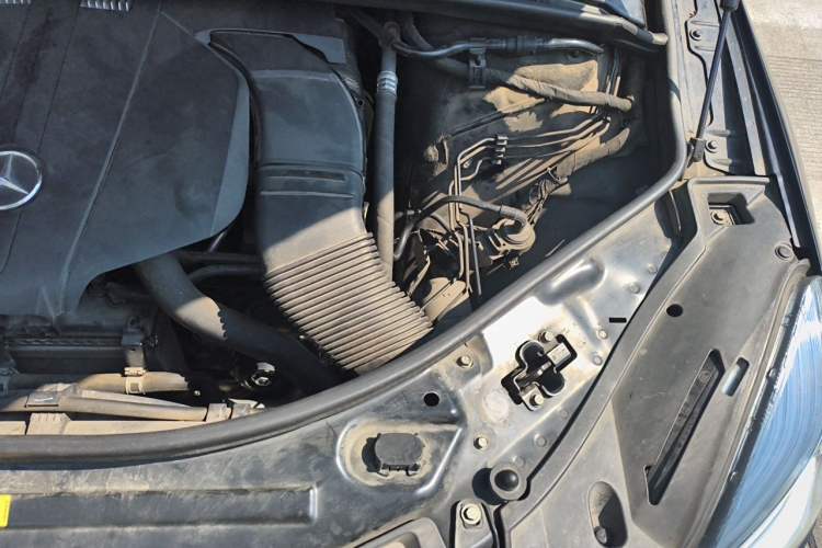 Used Mercedes-Benz R-Class 2015 R 320 4MATIC Luxury Model Engine Bay Left