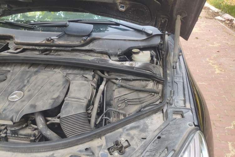 Used Mercedes-Benz R-Class 2015 R 320 4MATIC Luxury Model Engine Bay Left