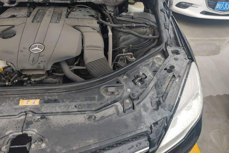 Used Mercedes-Benz R-Class 2015 R 400 4MATIC Luxury Model Engine Bay Left