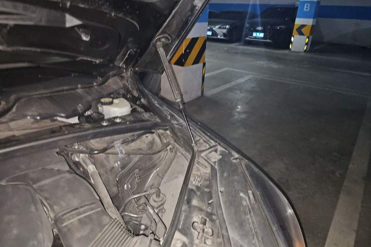 Used Mercedes-Benz R-Class 2015 R 320 4MATIC Luxury Model Engine Bay Left