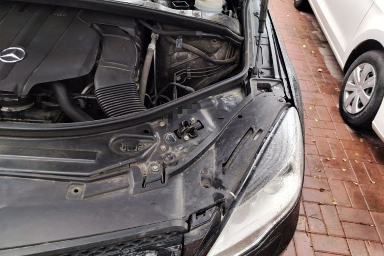 Used Mercedes-Benz R-Class 2015 R 320 4MATIC Luxury Model Engine Bay Left