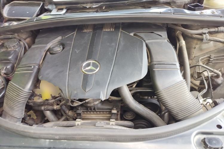 Used Mercedes-Benz R-Class 2015 R 320 4MATIC Luxury Model Engine Bay