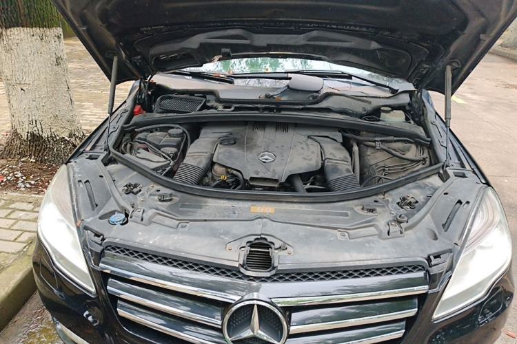 Used Mercedes-Benz R-Class 2015 R 320 4MATIC Luxury Model Engine Bay