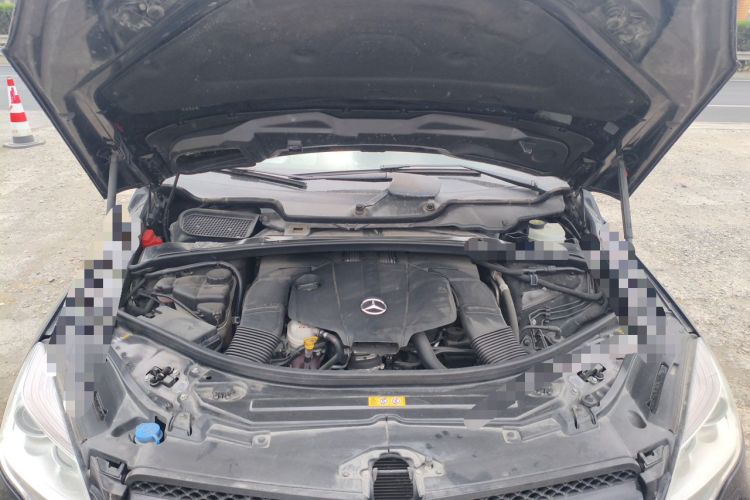 Used Mercedes-Benz R-Class 2015 R 400 4MATIC Luxury Model Engine Bay