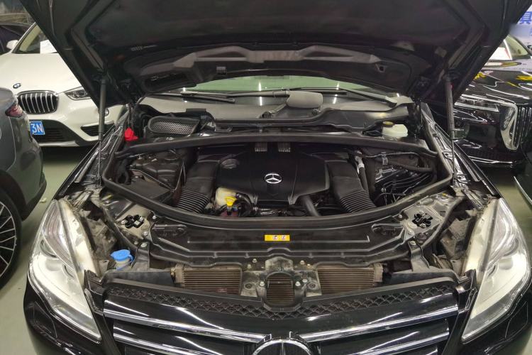 Used Mercedes-Benz R-Class 2015 R 320 4MATIC Luxury Model Engine Bay