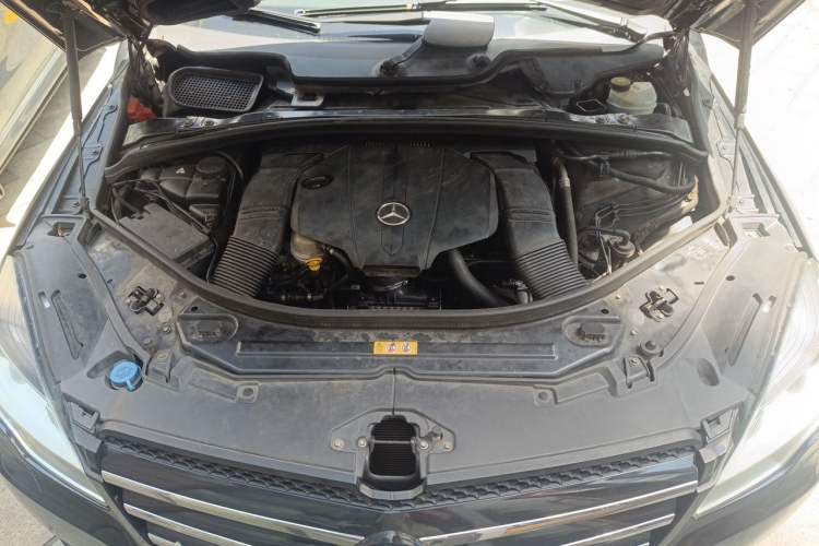 Used Mercedes-Benz R-Class 2015 R 400 4MATIC Business Model Engine Bay