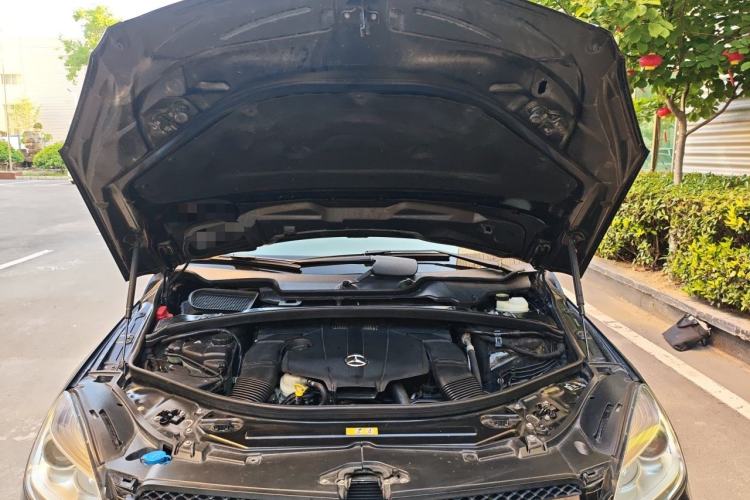 Used Mercedes-Benz R-Class 2015 R 400 4MATIC Luxury Model Engine Bay