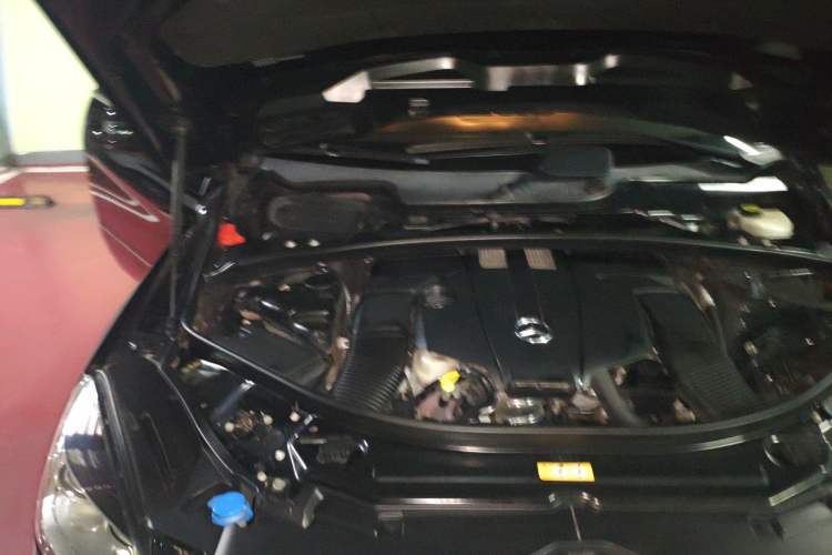 Used Mercedes-Benz R-Class 2015 R 320 4MATIC Luxury Model Engine Bay Right