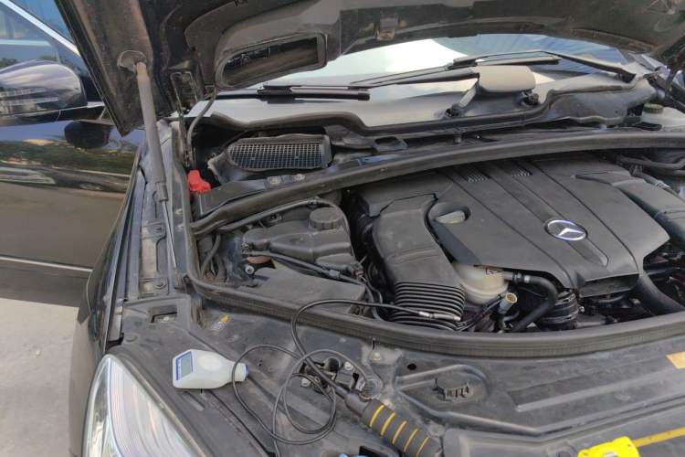Used Mercedes-Benz R-Class 2015 R 400 4MATIC Luxury Model Engine Bay Right