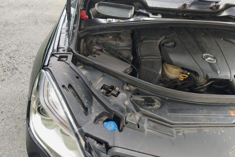 Used Mercedes-Benz R-Class 2015 R 320 4MATIC Luxury Model Engine Bay Right