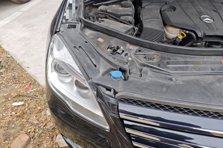 Used Mercedes-Benz R-Class 2015 R 400 4MATIC Luxury Model Engine Bay Right